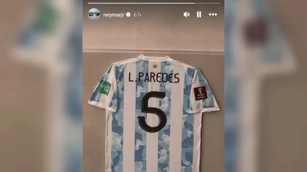 Neymar mostra camisa de Paredes após eliminação do Vasco para o Boca