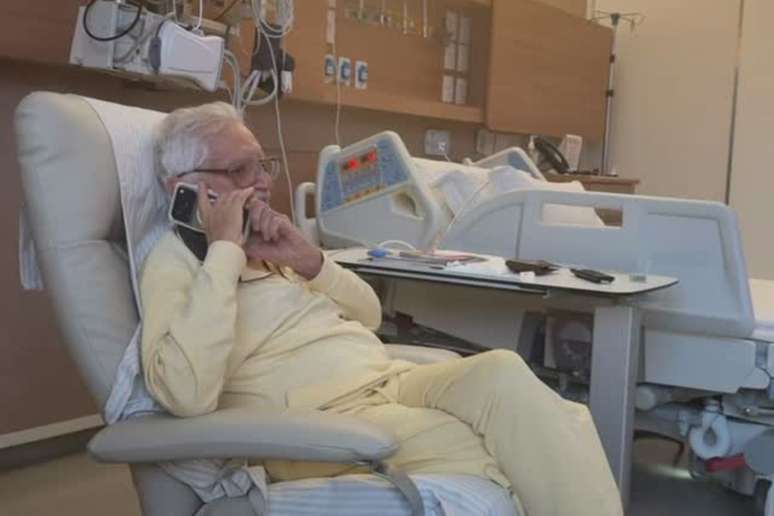 Carlos Alberto de Nóbrega aparece animado ao receber ligação de Raul Gil no hospital