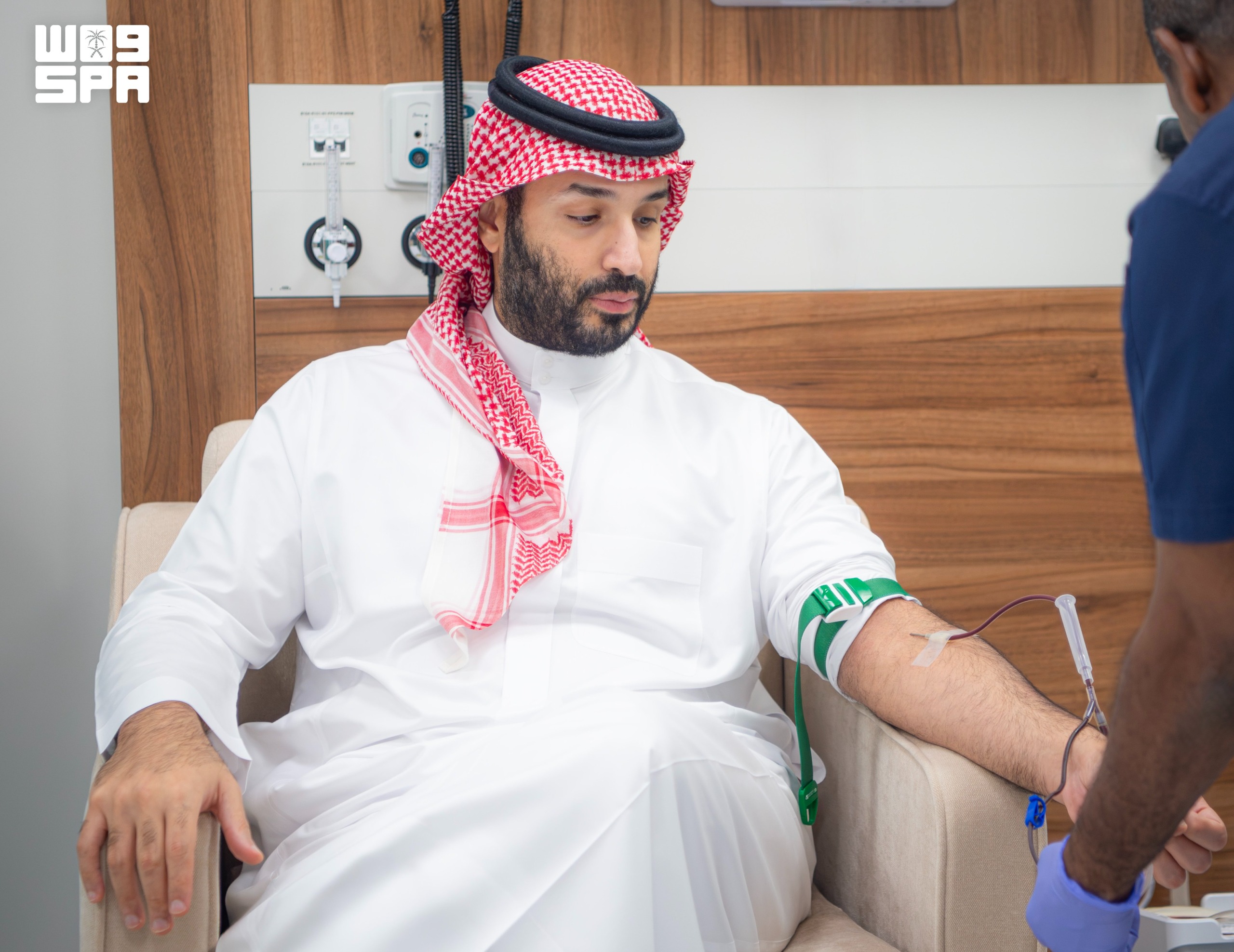 Príncipe herdeiro da Arábia Saudita doa sangue e lança campanha nacional de doação para 2026