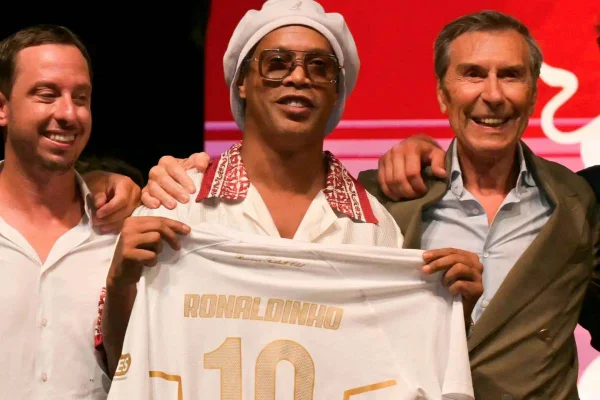 Ronaldinho Gaúcho anuncia volta aos gramados em novembro