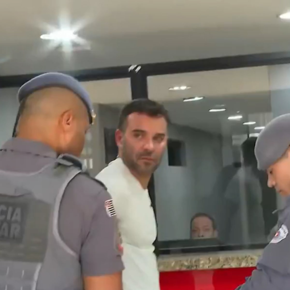 DJ Dani Brasil atropela homem em situação de rua com BMW, foge a pé e pula em piscina de clube em SP