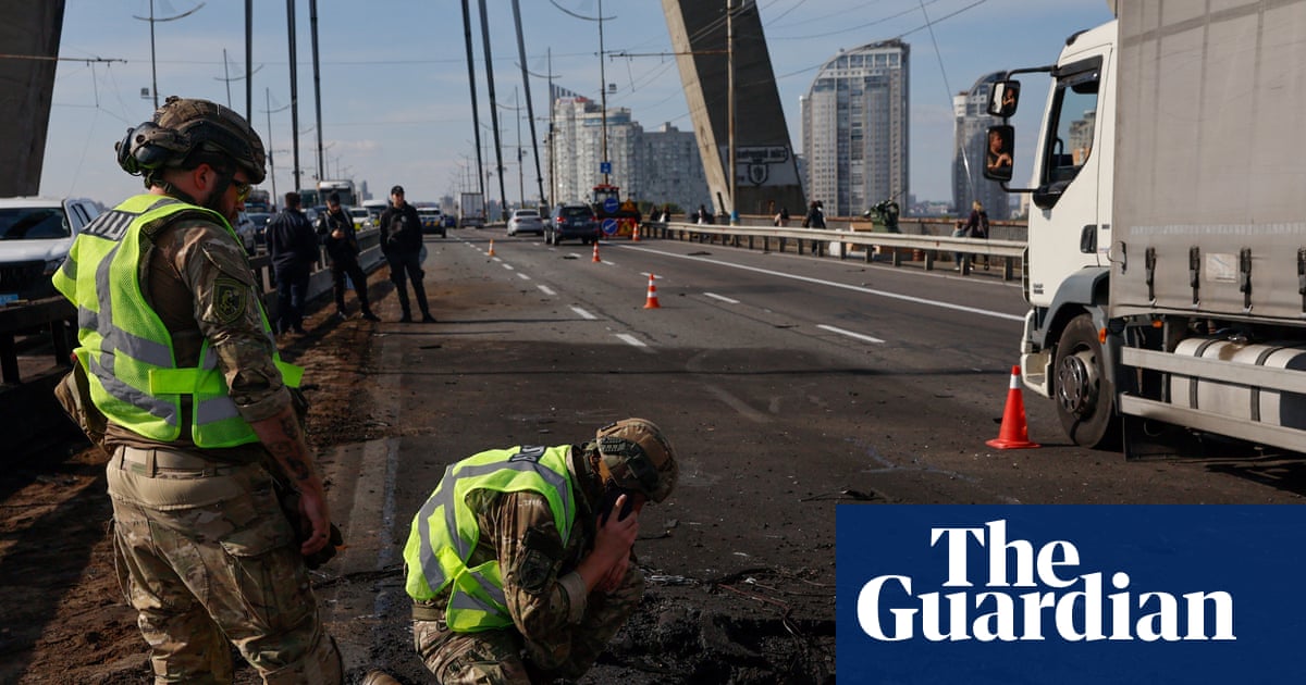 A Rússia ataca a ponte de Kiev enquanto o chanceler alemão visita a Ucrânia em demonstração de apoio