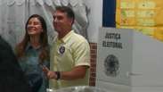 Beijo na esposa e agradecimentos: veja como foi o momento do voto de Fl&aacute;vio Bolsonaro