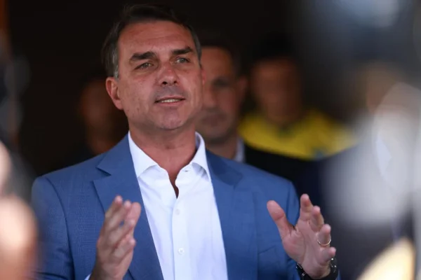 O cálculo que fez Flávio mudar voto na PEC do fim da 6x1, segundo petistas