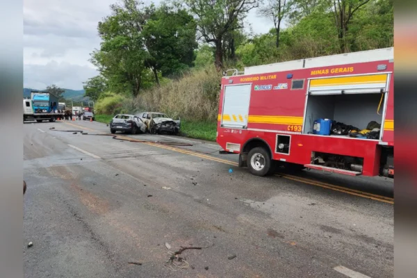 Mãe e filho de 2 anos morrem em acidente entre 4 veículos em Itaúna (MG) - destaque galeria