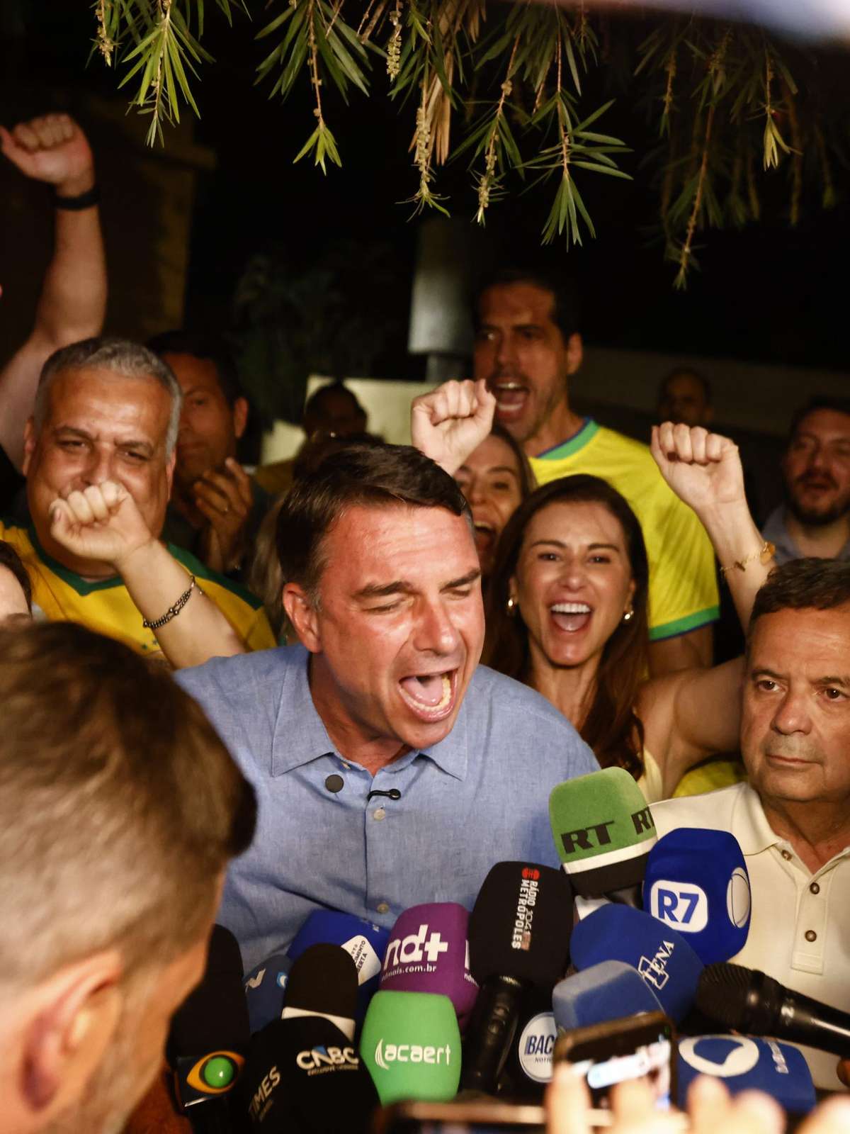 Manter eleitorado motivado e confronto direto com Lula: os desafios de Flávio Bolsonaro no 2º turno