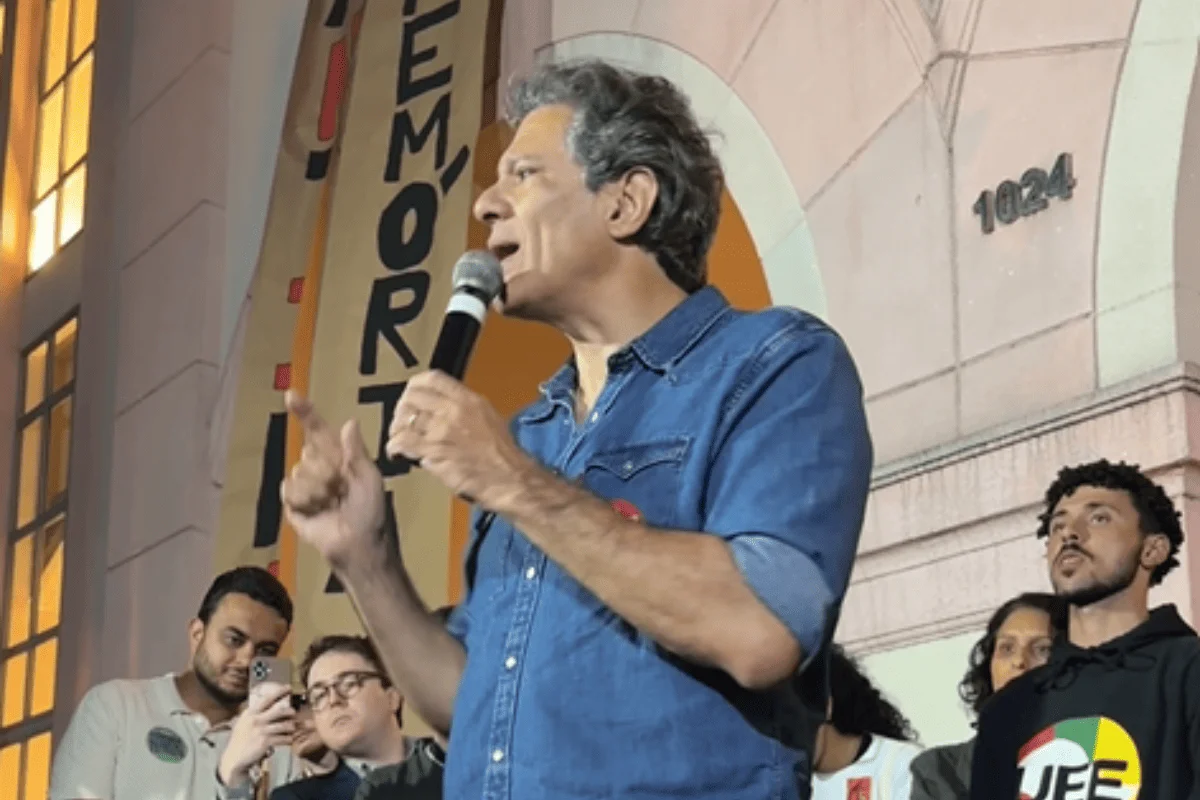 Na PUC-SP, Haddad comemora Datafolha e critica Flávio Bolsonaro