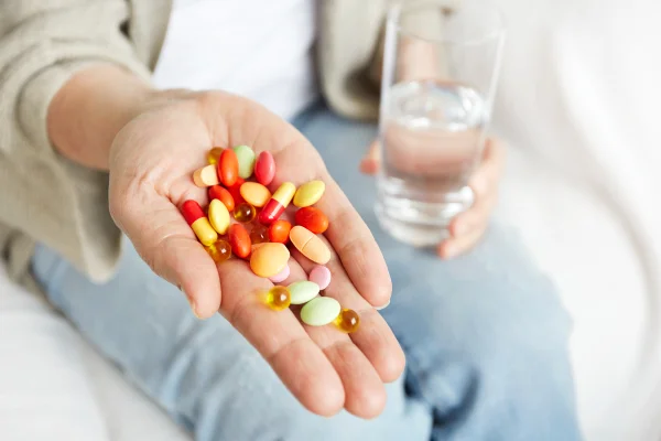 Tomar antibiótico além do tempo recomendado é arriscado e afeta microbiota