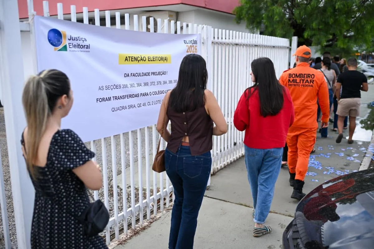 Fila de pessoas para votar