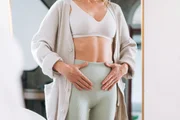 Não é só o de hibisco! Nutri indica 2 chás para diminuir inchaço abdominal