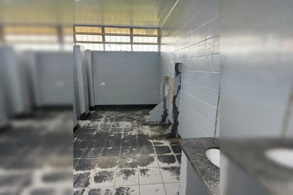 Buracos e banheiro quebrado: fotos mostram escola do DF caindo aos pedaços - destaque galeria