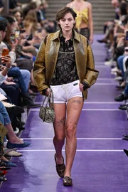 Miu Miu revela parceria com Wrangler e apresenta jeans vintage em Paris