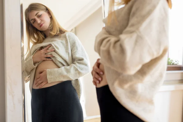 Não é só o de hibisco! Nutri indica 2 chás para diminuir inchaço abdominal