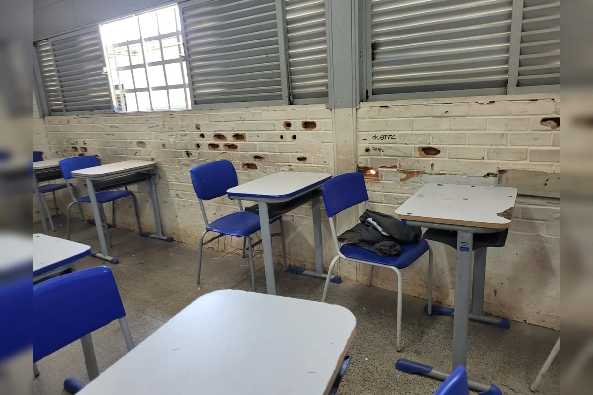 Buracos e banheiro quebrado: fotos mostram escola do DF caindo aos pedaços