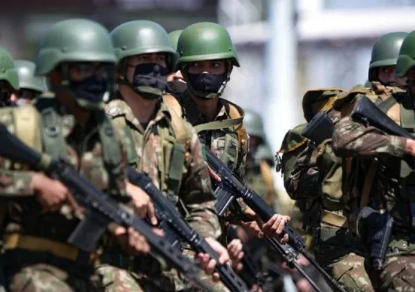 Militares com um olho na direita e outro no Tio Sam (por Felipe Sampaio)