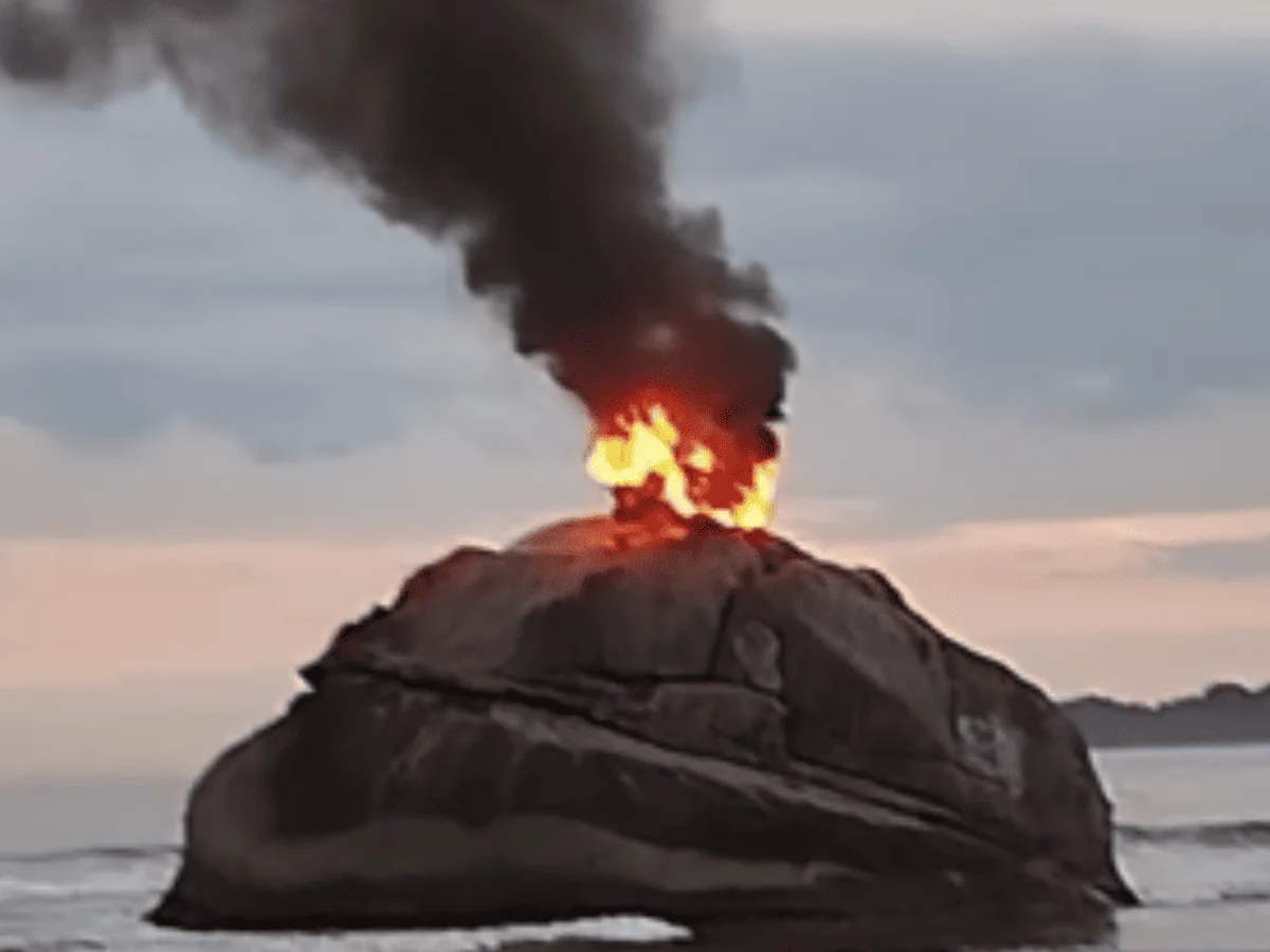 Estátua da Pedra da Feiticeira, no litoral de SP, é destruída por fogo