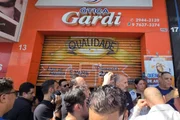 Lojista baixa porta durante aproximação de Tarcísio e Nunes
