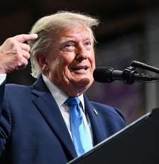 O presidente dos EUA, Donald Trump, discursa no palco do Centro de Atividades Estudantis Butler-Vandalia durante um comício de campanha em 3 de outubro de 2026 em Vandalia, Ohio. Trump está viajando pelos EUA nas últimas semanas antes das eleições de meio de mandato para fazer campanha para candidatos republicanos. Foto: Roberto Schmidt/Getty Images