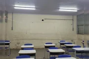 A rotina escolar é marcada por improvisos e riscos à integridade física