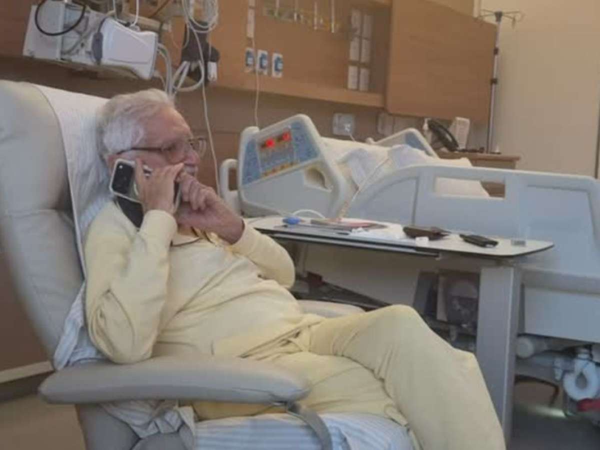 Carlos Alberto de Nóbrega aparece animado ao receber ligação de Raul Gil no hospital