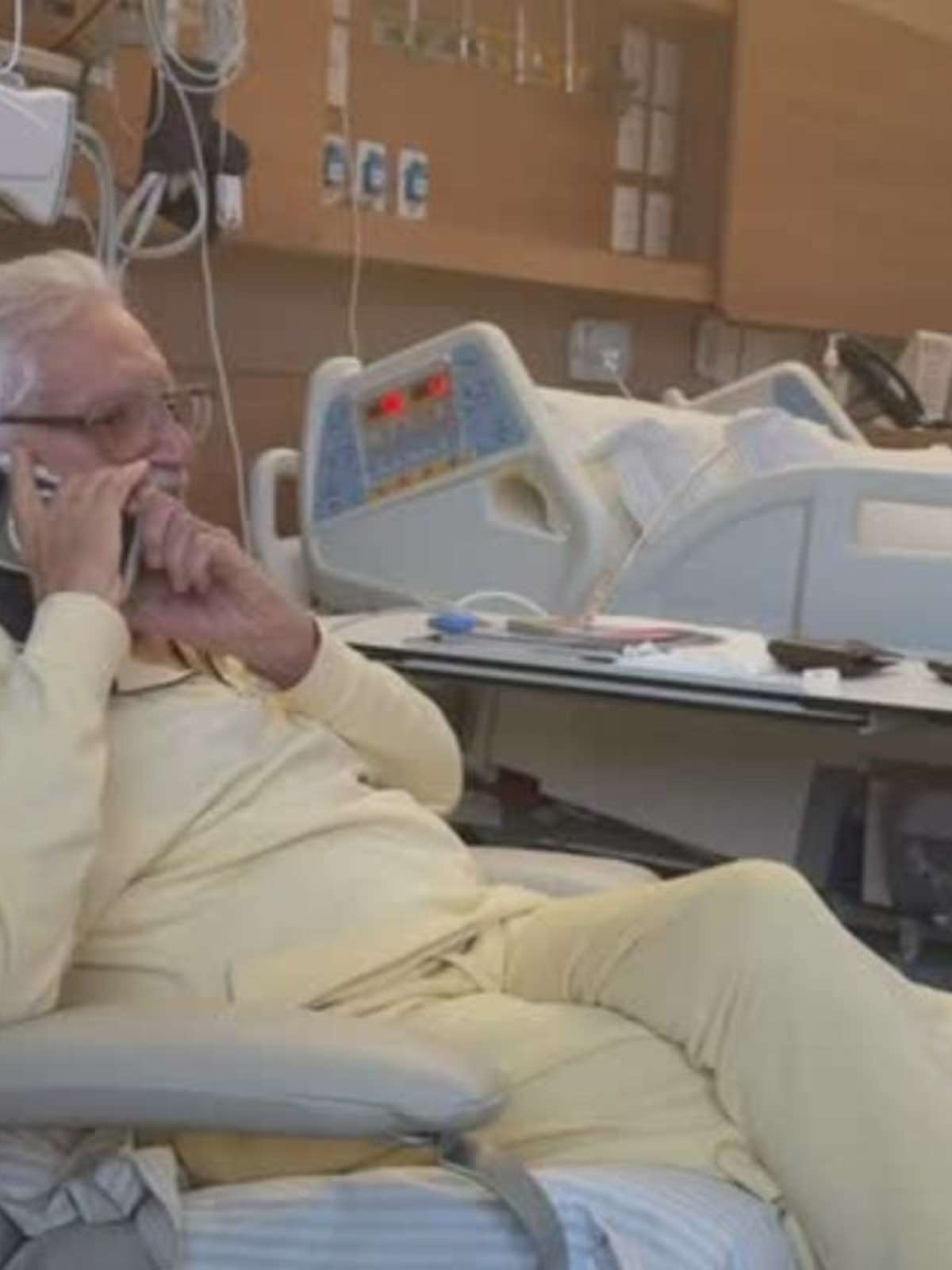 Carlos Alberto de Nóbrega aparece animado ao receber ligação de Raul Gil no hospital