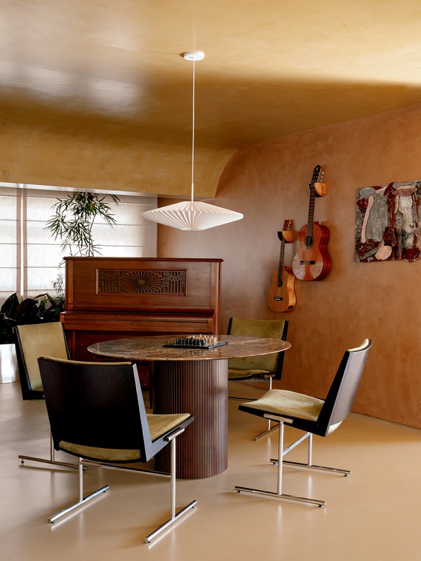 Manu Gavassi e Jullio Reis abrem apartamento, em São Paulo; assista ao tour
