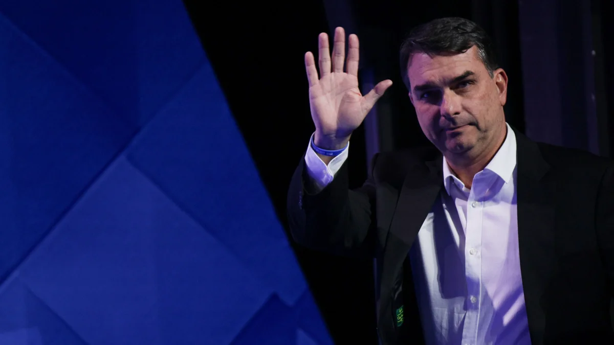 Comboio saiu da casa de Flávio na noite de 2ª e despistou imprensa