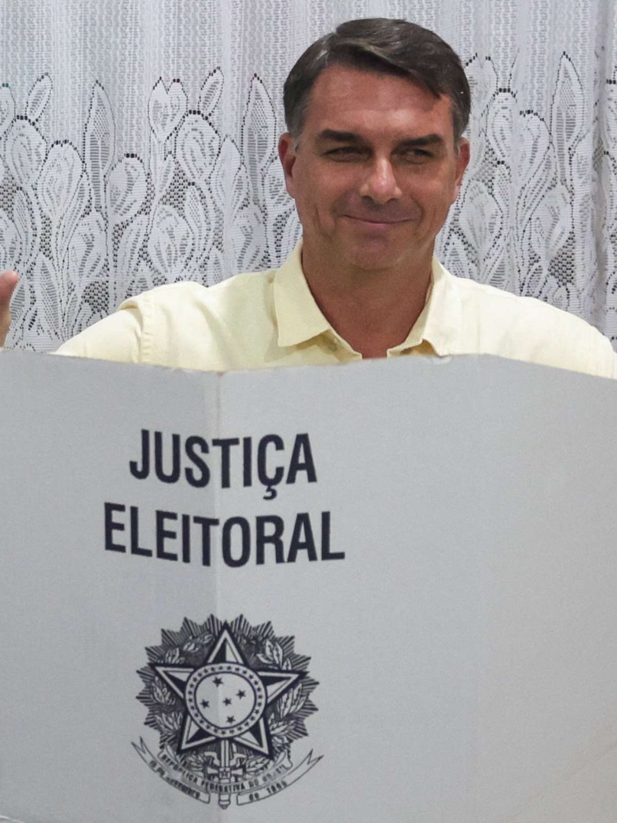 Tumulto, celebração e provocações de eleitores do PT: Flávio Bolsonaro vota em escola no RJ