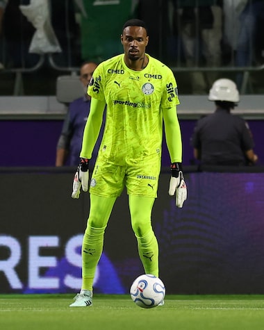 Carlos Miguel decide duas disputas por pênaltis e iguala marca de Weverton pelo Palmeiras