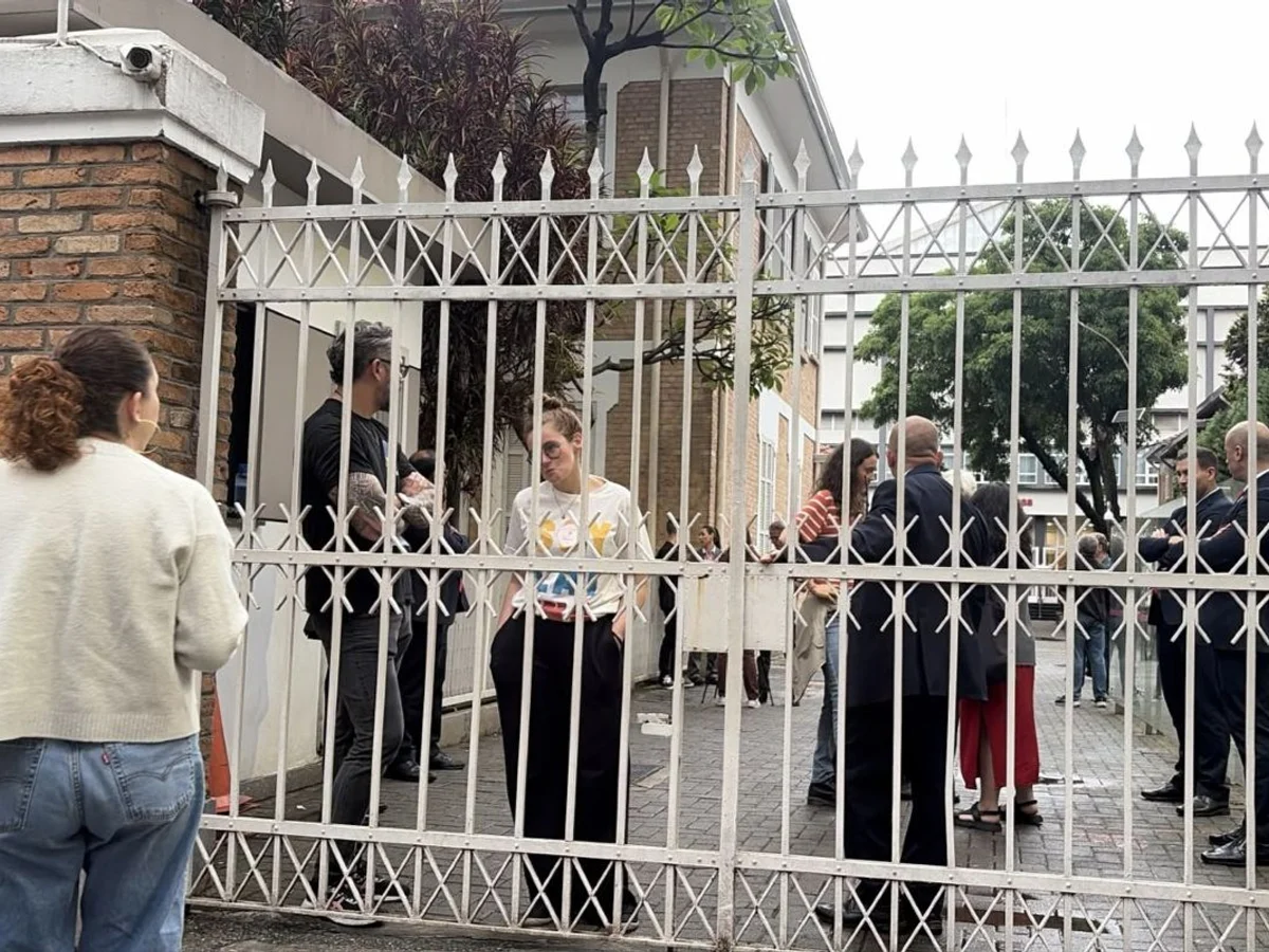 Mesários "perdidos" esperam orientação sobre reabertura de urnas em SP