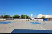 A ausência de cobertura na quadra poliesportiva é outro problema crítico enfrentado pelos estudantes