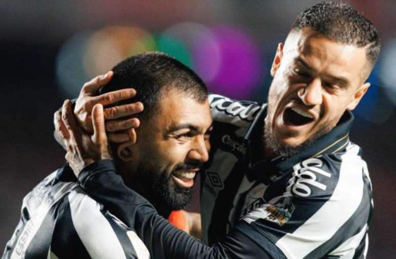 Coutinho analisa estreia com vitória pelo Santos: "Aguentei bem"