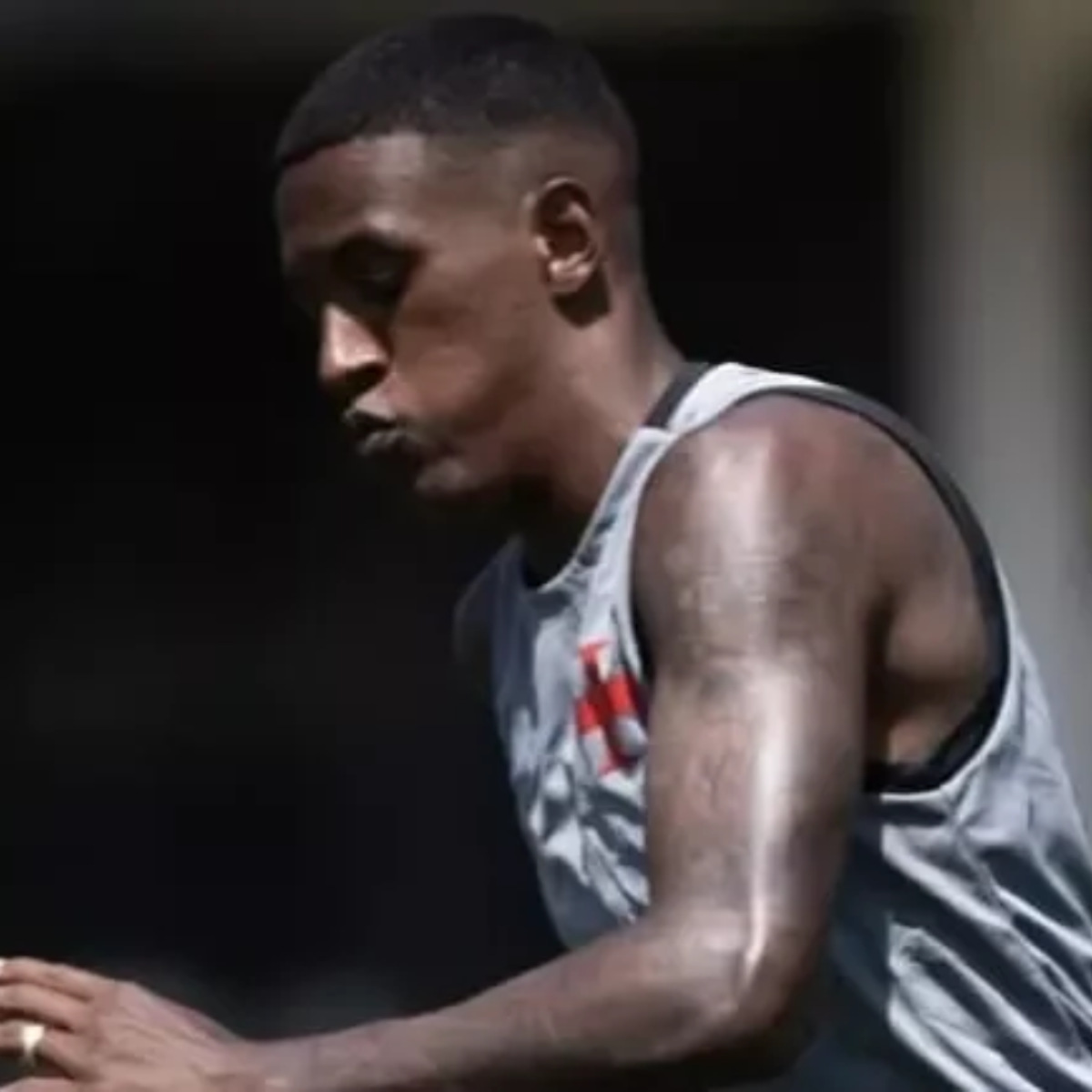 Zagueiro do Vasco, Robert Renan capota BMW no Rio