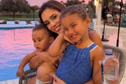 Bruna Biancardi e as filhas, Mavie e Mel, posam durante viagem