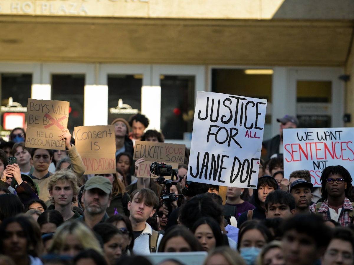 Protesto reúne milhares de estudantes na Universidade Cornell após denúncias de agressão sexual