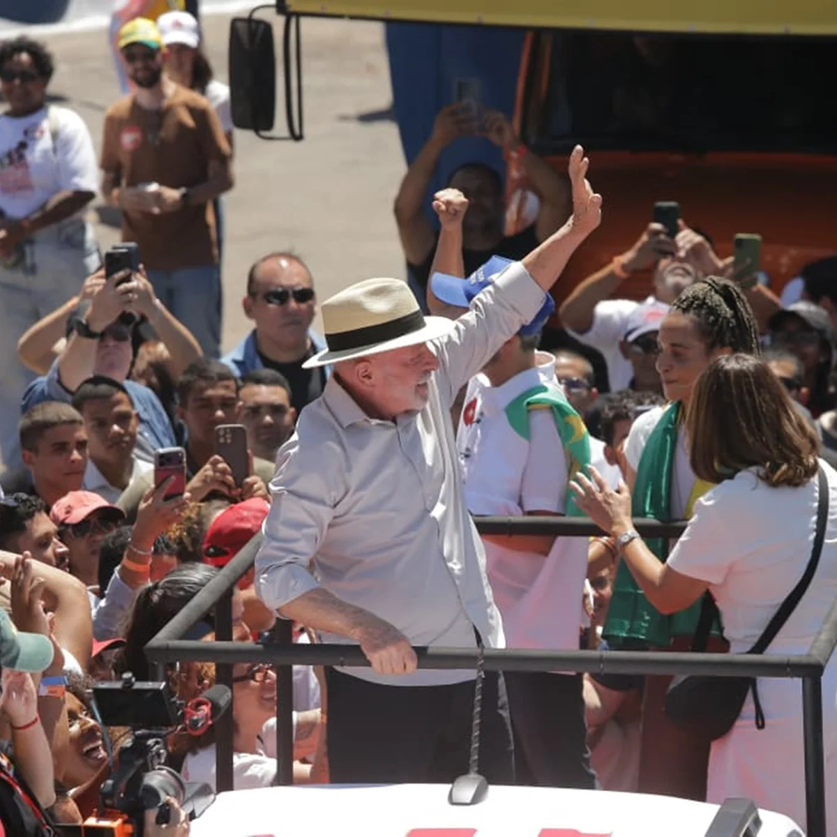 Lula critica uso da bandeira dos EUA em ato político: "Aqui ninguém tasca"