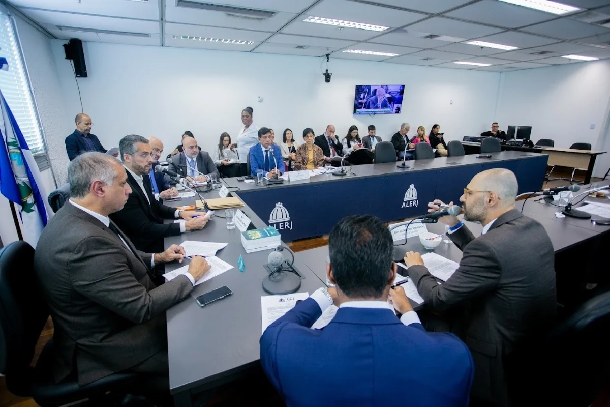 CCJ da Alerj aprova projeto que classifica CV e PCC como terroristas - Metrópoles