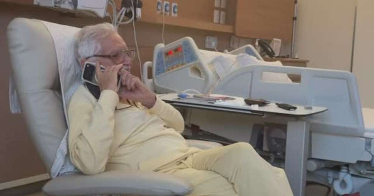 Carlos Alberto de Nóbrega aparece animado ao receber ligação de Raul Gil no hospital