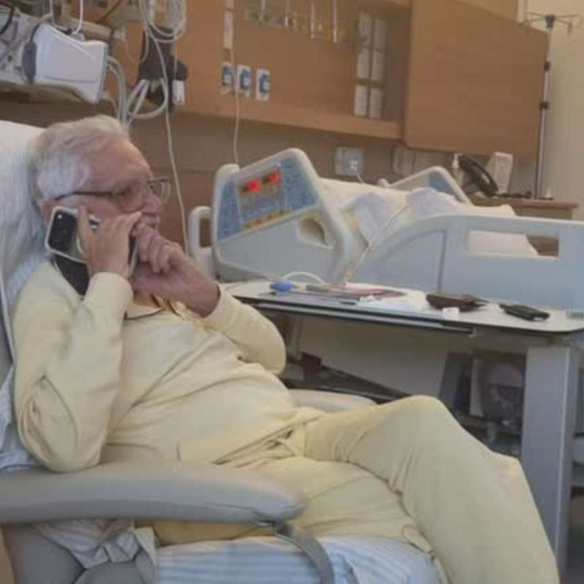 Carlos Alberto de Nóbrega aparece animado ao receber ligação de Raul Gil no hospital