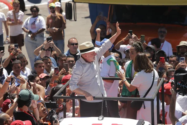 Lula critica uso da bandeira dos EUA em ato político: "Aqui ninguém tasca"