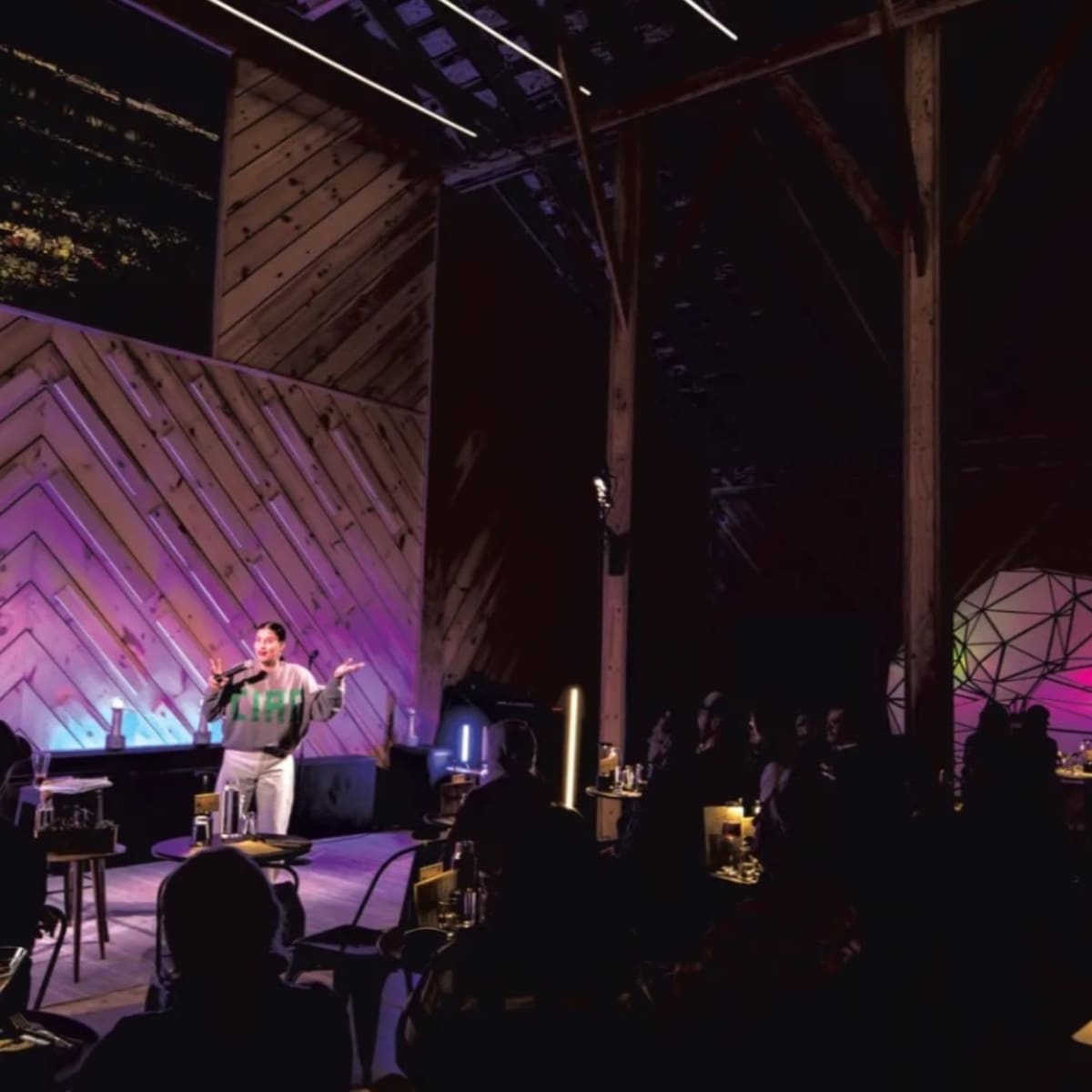 La acústica de la sala de conciertos permite la presentación de agrupaciones de jazz y música experimental en formato acústico