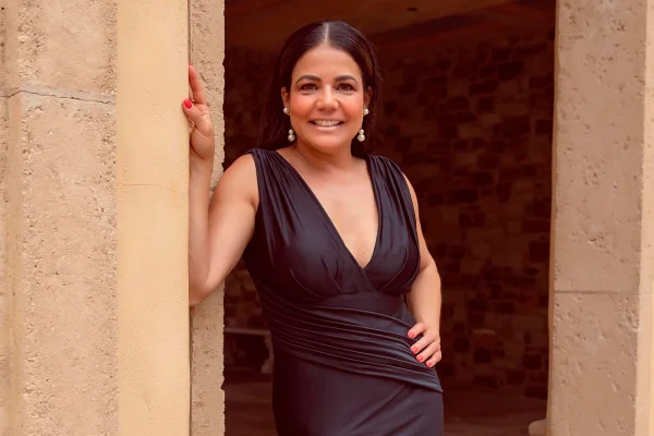 Nívea Stelmann revela que nunca deu beijo técnico em novelas: "Aproveitava"