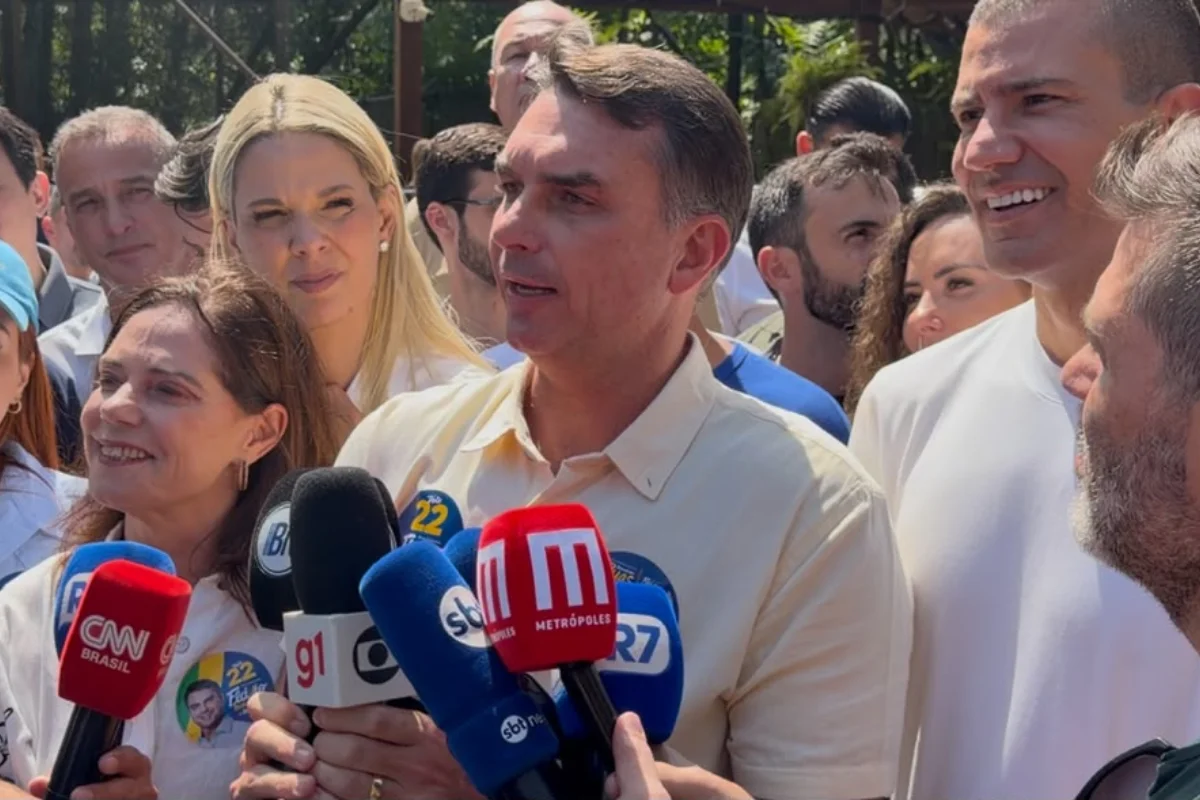 Imagem colorida, Senador Flávio Bolsonaro (PL) ao lado do governador eleito no Rio de Janeiro, Douglas Ruas (PL-RJ) - Metrópoles