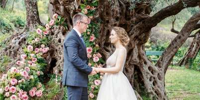 Descubra como fazer casamento em lugares inusitados como a Disney, Castelo de Edimburgo e o Museu de Hist&oacute;ria Natural de Londres Foto: Canva Equipes/Eugenia Remark de Pexels / Bons Fluidos