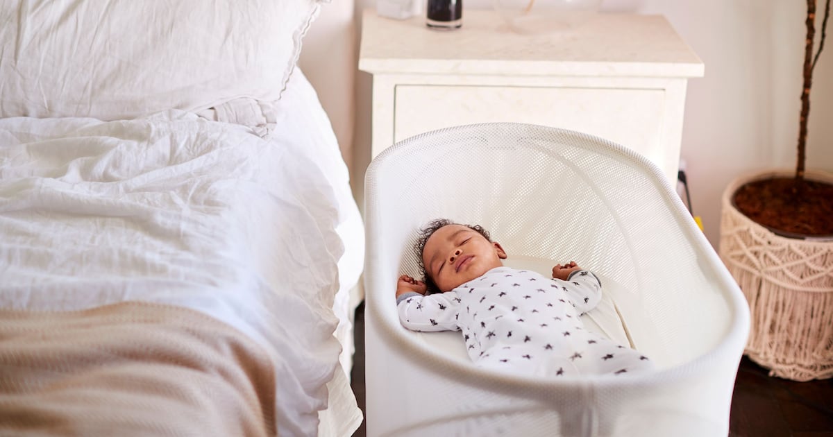 Mudar a maneira como você coloca seu bebê para dormir pode salvar a vida dele, de acordo com novos dados do CDC