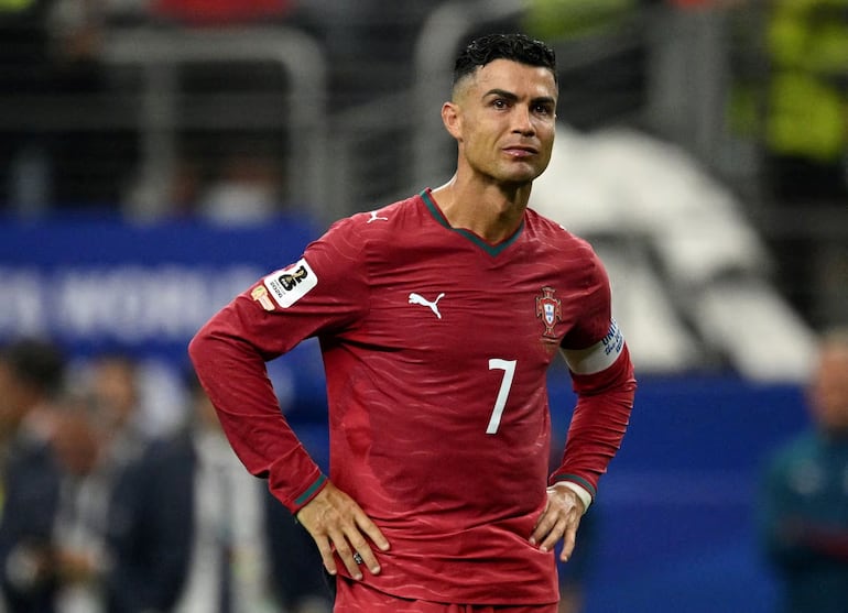 Cristiano Ronaldo abandonou Portugal pela ‘traição’ de Jorge Jefsus. Técnico agiu da mesma maneira que dispensou Neymar. ‘Nome e passado não contam para mim’