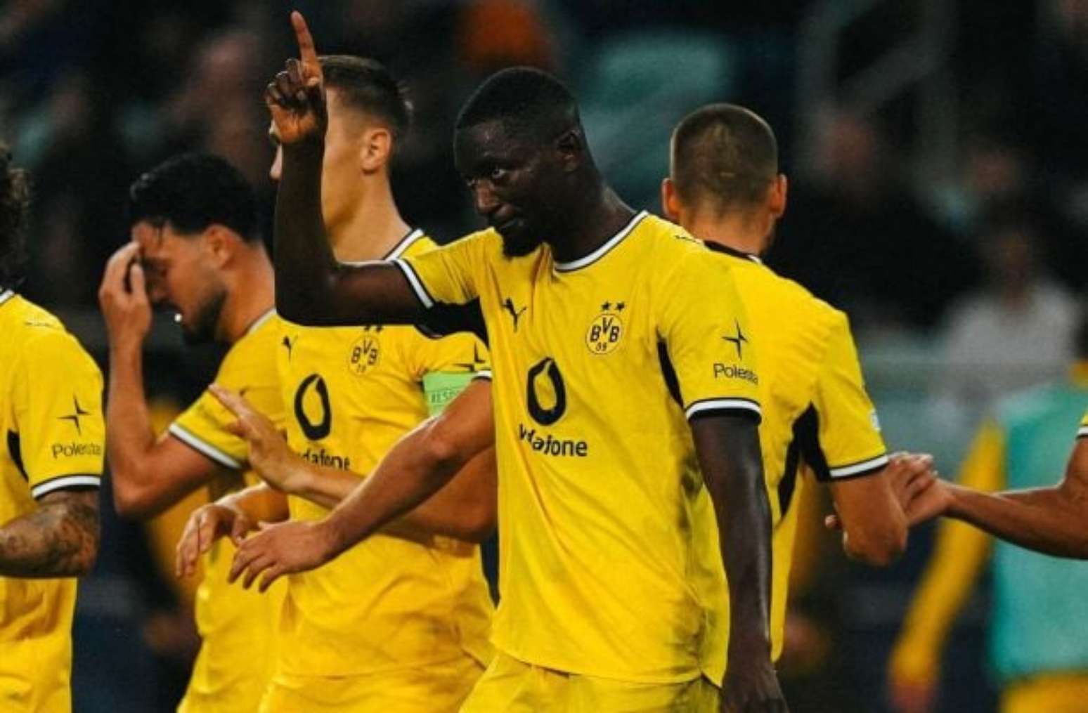 Jogadores de Sabah e Dortmund em disputa de bola na Champions &ndash;