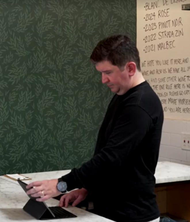Crise no vinho dos EUA: por que produtores da Califórnia estão transformando uvas caras em adubo?