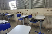 As salas de aula não possuem ventilação adequada, algumas sequer contam com ventiladores, e quadros de aviso antigos expõem parafusos e pontas metálicas que já provocaram ferimentos em estudantes