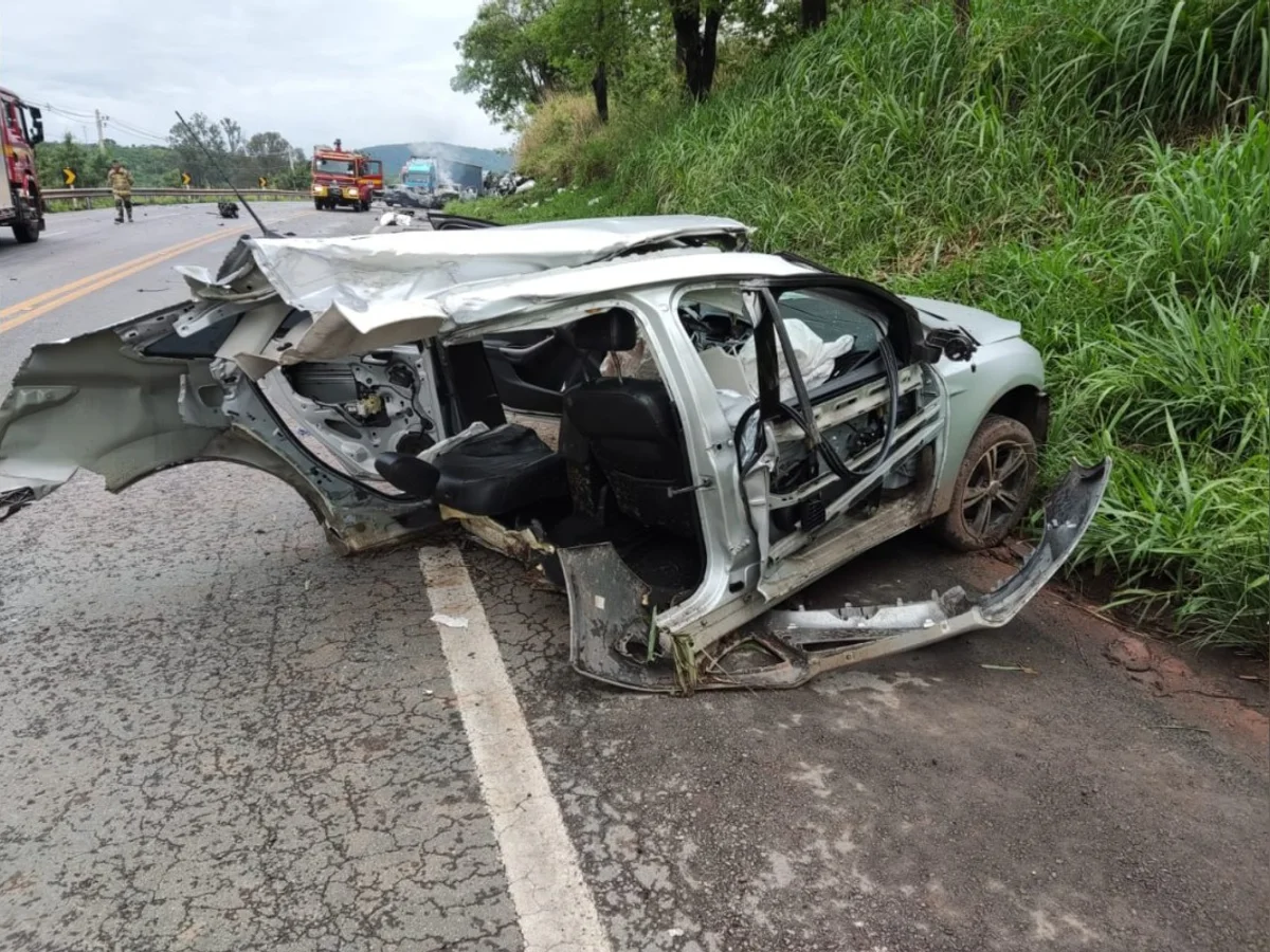 Mãe e filho de 2 anos morrem em acidente entre 4 veículos em Itaúna (MG)